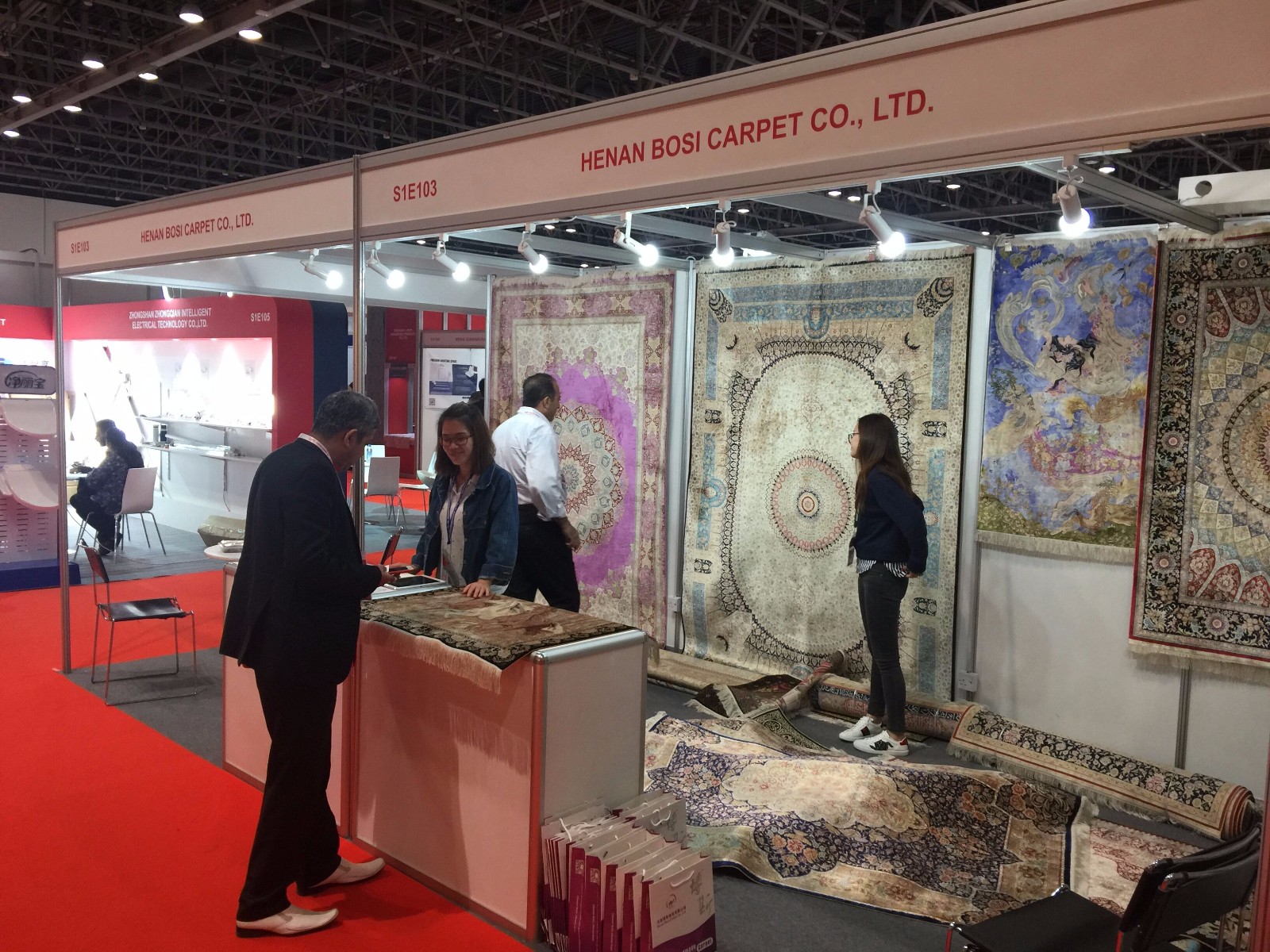 迪拜展会现场2.jpg